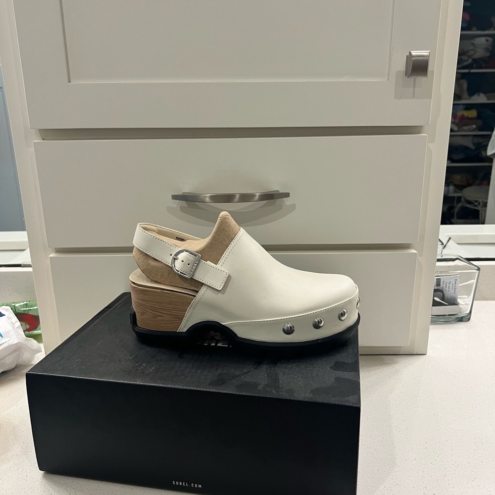 Sorel White Leather Clog with Tan Suede Sling and Studs